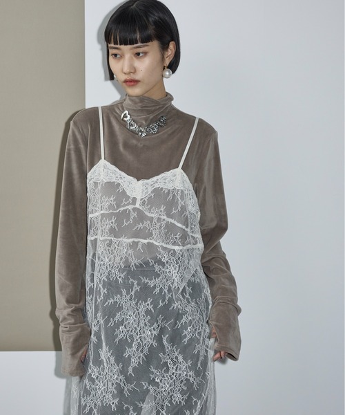 THE YOn（ザヨン）の「ハイネックフィンガーホールカフベロアトップス（Tシャツ/カットソー・レディース・ライム/アイボリー/ブラック/グレイッシュベージュ/ピンク/サックスブルー/アッシュブラウン・FREE）」の4枚目の写真