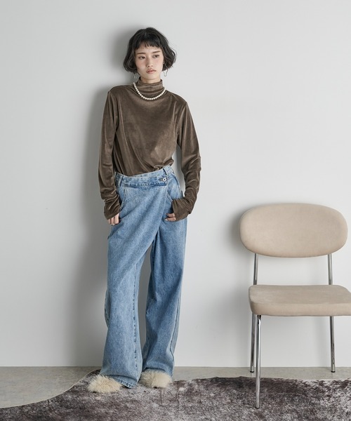 THE YOn（ザヨン）の「ハイネックフィンガーホールカフベロアトップス（Tシャツ/カットソー・レディース・ライム/アイボリー/ブラック/グレイッシュベージュ/ピンク/サックスブルー/アッシュブラウン・FREE）」の13枚目の写真