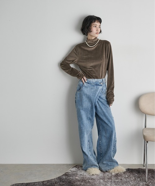 THE YOn（ザヨン）の「ハイネックフィンガーホールカフベロアトップス（Tシャツ/カットソー・レディース・ライム/アイボリー/ブラック/グレイッシュベージュ/ピンク/サックスブルー/アッシュブラウン・FREE）」の14枚目の写真