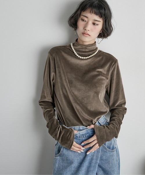 THE YOn（ザヨン）の「ハイネックフィンガーホールカフベロアトップス（Tシャツ/カットソー・レディース・ライム/アイボリー/ブラック/グレイッシュベージュ/ピンク/サックスブルー/アッシュブラウン・FREE）」の8枚目の写真