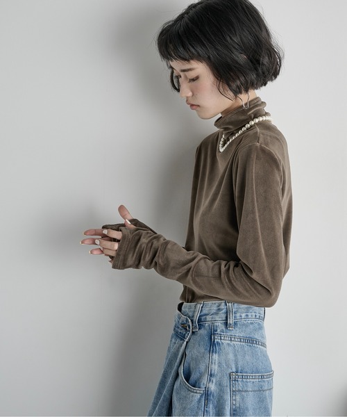 THE YOn（ザヨン）の「ハイネックフィンガーホールカフベロアトップス（Tシャツ/カットソー・レディース・ライム/アイボリー/ブラック/グレイッシュベージュ/ピンク/サックスブルー/アッシュブラウン・FREE）」の9枚目の写真