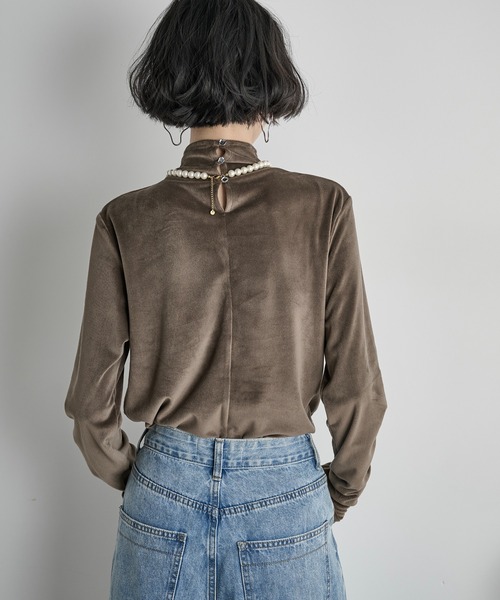 THE YOn（ザヨン）の「ハイネックフィンガーホールカフベロアトップス（Tシャツ/カットソー・レディース・ライム/アイボリー/ブラック/グレイッシュベージュ/ピンク/サックスブルー/アッシュブラウン・FREE）」の10枚目の写真