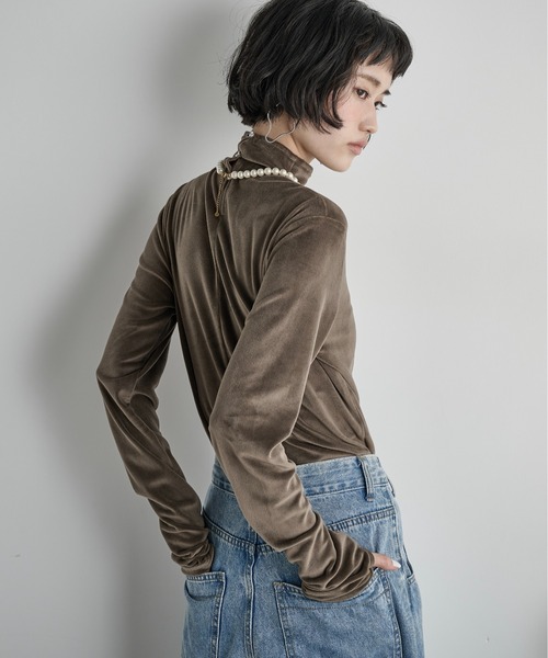 THE YOn（ザヨン）の「ハイネックフィンガーホールカフベロアトップス（Tシャツ/カットソー・レディース・ライム/アイボリー/ブラック/グレイッシュベージュ/ピンク/サックスブルー/アッシュブラウン・FREE）」の11枚目の写真