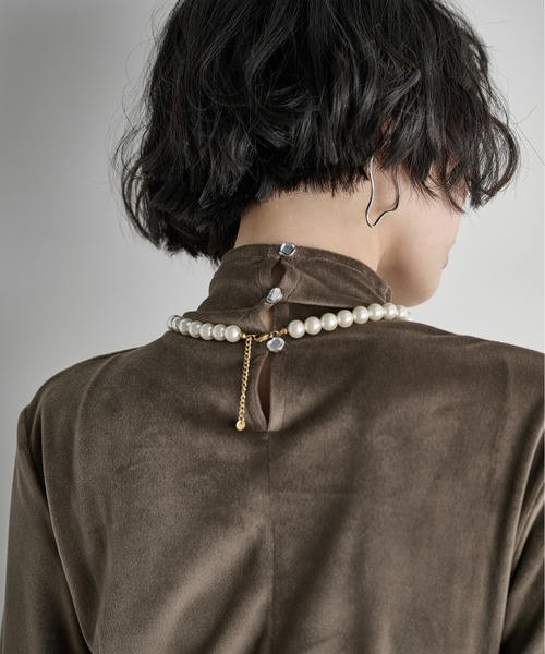 THE YOn（ザヨン）の「ハイネックフィンガーホールカフベロアトップス（Tシャツ/カットソー・レディース・ライム/アイボリー/ブラック/グレイッシュベージュ/ピンク/サックスブルー/アッシュブラウン・FREE）」の12枚目の写真