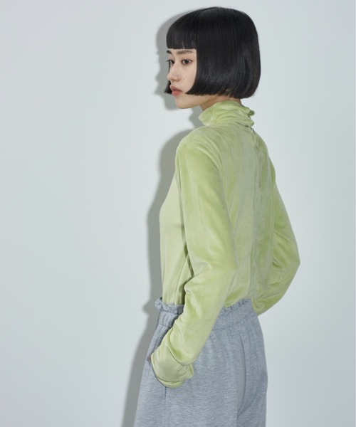 カップインベロアトップス ハイネックフィンガーホールカフベロアトップス（Tシャツ