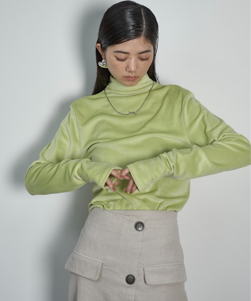 カップインベロアトップス ハイネックフィンガーホールカフベロアトップス（Tシャツ