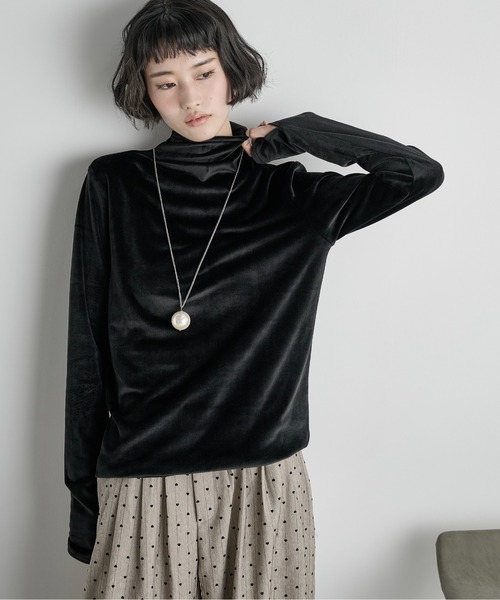 THE YOn（ザヨン）の「ハイネックフィンガーホールカフベロアトップス（Tシャツ/カットソー・レディース・ライム/アイボリー/ブラック/グレイッシュベージュ/ピンク/サックスブルー/アッシュブラウン・FREE）」の21枚目の写真