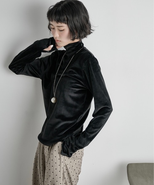 THE YOn（ザヨン）の「ハイネックフィンガーホールカフベロアトップス（Tシャツ/カットソー・レディース・ライム/アイボリー/ブラック/グレイッシュベージュ/ピンク/サックスブルー/アッシュブラウン・FREE）」の22枚目の写真