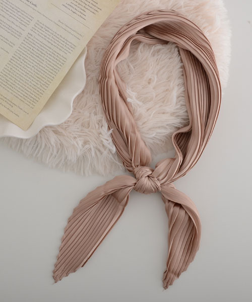 Mayree（メイリー）の「【float】サテン 無地 プリーツ スカーフ/スクエアスカーフ【21色展開】（バンダナ/スカーフ・レディース・ナチュラル/グレー/ワインレッド/レッド/グリーン/カーキブラウン/テラコッタ/オフホワイト/オレンジ/マスタード/ラベンダー/ネイビー/ベージュ/チャコール/スモークピンク/ベビーピンク/エメラルド/カーキ/ブラック/フューシャピンク/グレイッシュブルー・FREE）」の8枚目の写真