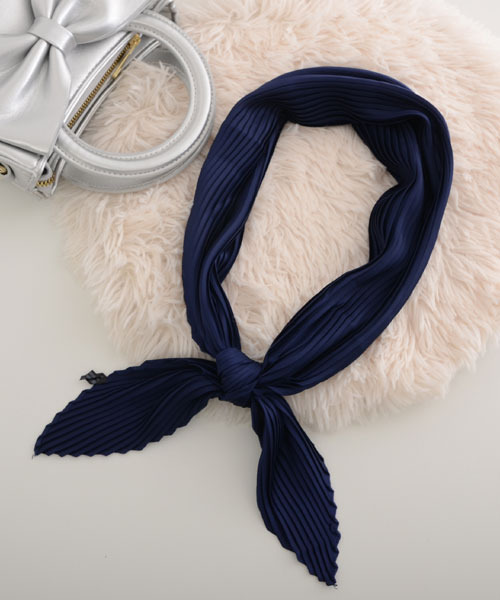 Mayree（メイリー）の「【float】サテン 無地 プリーツ スカーフ/スクエアスカーフ【21色展開】（バンダナ/スカーフ・レディース・ナチュラル/グレー/ワインレッド/レッド/グリーン/カーキブラウン/テラコッタ/オフホワイト/オレンジ/マスタード/ラベンダー/ネイビー/ベージュ/チャコール/スモークピンク/ベビーピンク/エメラルド/カーキ/ブラック/フューシャピンク/グレイッシュブルー・FREE）」の12枚目の写真