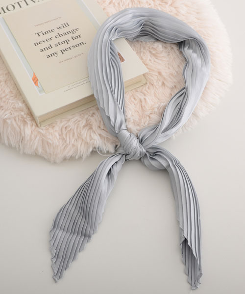 Mayree（メイリー）の「【float】サテン 無地 プリーツ スカーフ/スクエアスカーフ【21色展開】（バンダナ/スカーフ・レディース・ナチュラル/グレー/ワインレッド/レッド/グリーン/カーキブラウン/テラコッタ/オフホワイト/オレンジ/マスタード/ラベンダー/ネイビー/ベージュ/チャコール/スモークピンク/ベビーピンク/エメラルド/カーキ/ブラック/フューシャピンク/グレイッシュブルー・FREE）」の4枚目の写真