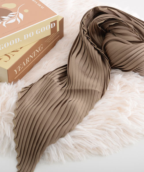 Mayree（メイリー）の「【float】サテン 無地 プリーツ スカーフ/スクエアスカーフ【21色展開】（バンダナ/スカーフ・レディース・ナチュラル/グレー/ワインレッド/レッド/グリーン/カーキブラウン/テラコッタ/オフホワイト/オレンジ/マスタード/ラベンダー/ネイビー/ベージュ/チャコール/スモークピンク/ベビーピンク/エメラルド/カーキ/ブラック/フューシャピンク/グレイッシュブルー・FREE）」の9枚目の写真