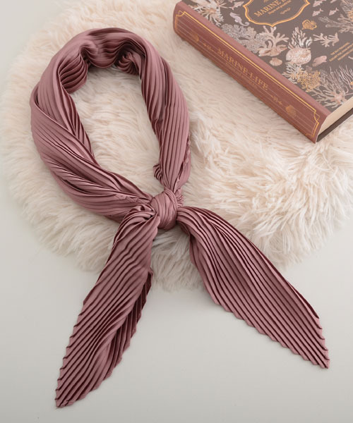 Mayree（メイリー）の「【float】サテン 無地 プリーツ スカーフ/スクエアスカーフ【21色展開】（バンダナ/スカーフ・レディース・ナチュラル/グレー/ワインレッド/レッド/グリーン/カーキブラウン/テラコッタ/オフホワイト/オレンジ/マスタード/ラベンダー/ネイビー/ベージュ/チャコール/スモークピンク/ベビーピンク/エメラルド/カーキ/ブラック/フューシャピンク/グレイッシュブルー・FREE）」の17枚目の写真