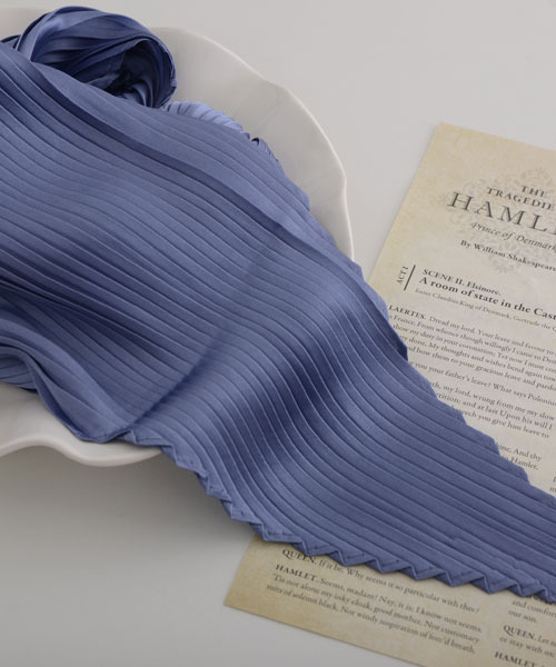 Mayree（メイリー）の「【float】サテン 無地 プリーツ スカーフ/スクエアスカーフ【21色展開】（バンダナ/スカーフ・レディース・ナチュラル/グレー/ワインレッド/レッド/グリーン/カーキブラウン/テラコッタ/オフホワイト/オレンジ/マスタード/ラベンダー/ネイビー/ベージュ/チャコール/スモークピンク/ベビーピンク/エメラルド/カーキ/ブラック/フューシャピンク/グレイッシュブルー・FREE）」の13枚目の写真