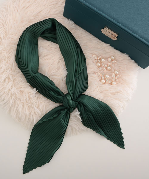 Mayree（メイリー）の「【float】サテン 無地 プリーツ スカーフ/スクエアスカーフ【21色展開】（バンダナ/スカーフ・レディース・ナチュラル/グレー/ワインレッド/レッド/グリーン/カーキブラウン/テラコッタ/オフホワイト/オレンジ/マスタード/ラベンダー/ネイビー/ベージュ/チャコール/スモークピンク/ベビーピンク/エメラルド/カーキ/ブラック/フューシャピンク/グレイッシュブルー・FREE）」の10枚目の写真