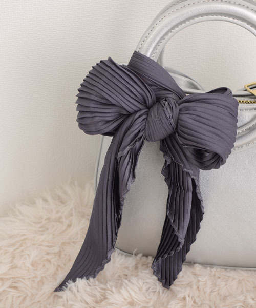 Mayree（メイリー）の「【float】サテン 無地 プリーツ スカーフ/スクエアスカーフ【21色展開】（バンダナ/スカーフ・レディース・ナチュラル/グレー/ワインレッド/レッド/グリーン/カーキブラウン/テラコッタ/オフホワイト/オレンジ/マスタード/ラベンダー/ネイビー/ベージュ/チャコール/スモークピンク/ベビーピンク/エメラルド/カーキ/ブラック/フューシャピンク/グレイッシュブルー・FREE）」の5枚目の写真