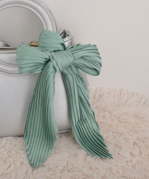 Mayree（メイリー）の「【float】サテン 無地 プリーツ スカーフ/スクエアスカーフ【21色展開】（バンダナ/スカーフ・レディース・ナチュラル/グレー/ワインレッド/レッド/グリーン/カーキブラウン/テラコッタ/オフホワイト/オレンジ/マスタード/ラベンダー/ネイビー/ベージュ/チャコール/スモークピンク/ベビーピンク/エメラルド/カーキ/ブラック/フューシャピンク/グレイッシュブルー・FREE）」の11枚目の写真
