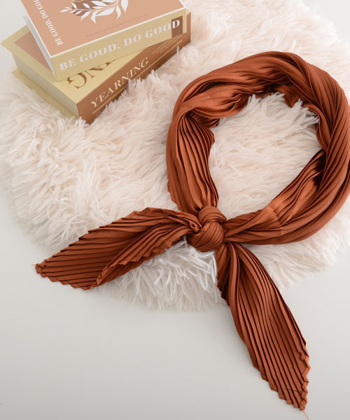 Mayree（メイリー）の「【float】サテン 無地 プリーツ スカーフ/スクエアスカーフ【21色展開】（バンダナ/スカーフ・レディース・ナチュラル/グレー/ワインレッド/レッド/グリーン/カーキブラウン/テラコッタ/オフホワイト/オレンジ/マスタード/ラベンダー/ネイビー/ベージュ/チャコール/スモークピンク/ベビーピンク/エメラルド/カーキ/ブラック/フューシャピンク/グレイッシュブルー・FREE）」の7枚目の写真