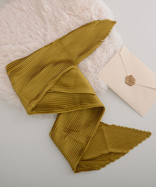 Mayree（メイリー）の「【float】サテン 無地 プリーツ スカーフ/スクエアスカーフ【21色展開】（バンダナ/スカーフ・レディース・ナチュラル/グレー/ワインレッド/レッド/グリーン/カーキブラウン/テラコッタ/オフホワイト/オレンジ/マスタード/ラベンダー/ネイビー/ベージュ/チャコール/スモークピンク/ベビーピンク/エメラルド/カーキ/ブラック/フューシャピンク/グレイッシュブルー・FREE）」の15枚目の写真