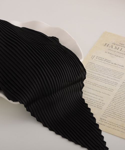 Mayree（メイリー）の「【float】サテン 無地 プリーツ スカーフ/スクエアスカーフ【21色展開】（バンダナ/スカーフ・レディース・ナチュラル/グレー/ワインレッド/レッド/グリーン/カーキブラウン/テラコッタ/オフホワイト/オレンジ/マスタード/ラベンダー/ネイビー/ベージュ/チャコール/スモークピンク/ベビーピンク/エメラルド/カーキ/ブラック/フューシャピンク/グレイッシュブルー・FREE）」の3枚目の写真