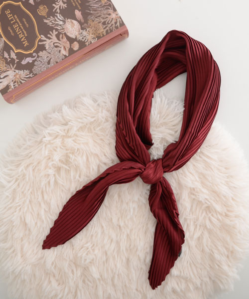 Mayree（メイリー）の「【float】サテン 無地 プリーツ スカーフ/スクエアスカーフ【21色展開】（バンダナ/スカーフ・レディース・ナチュラル/グレー/ワインレッド/レッド/グリーン/カーキブラウン/テラコッタ/オフホワイト/オレンジ/マスタード/ラベンダー/ネイビー/ベージュ/チャコール/スモークピンク/ベビーピンク/エメラルド/カーキ/ブラック/フューシャピンク/グレイッシュブルー・FREE）」の20枚目の写真