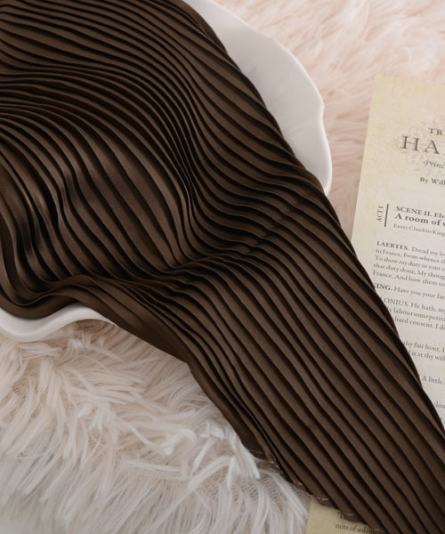 Mayree（メイリー）の「【float】サテン 無地 プリーツ スカーフ/スクエアスカーフ【21色展開】（バンダナ/スカーフ・レディース・ナチュラル/グレー/ワインレッド/レッド/グリーン/カーキブラウン/テラコッタ/オフホワイト/オレンジ/マスタード/ラベンダー/ネイビー/ベージュ/チャコール/スモークピンク/ベビーピンク/エメラルド/カーキ/ブラック/フューシャピンク/グレイッシュブルー・FREE）」の6枚目の写真