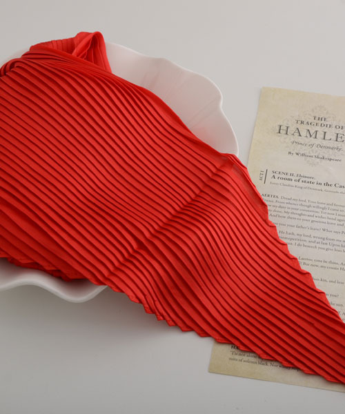 Mayree（メイリー）の「【float】サテン 無地 プリーツ スカーフ/スクエアスカーフ【21色展開】（バンダナ/スカーフ・レディース・ナチュラル/グレー/ワインレッド/レッド/グリーン/カーキブラウン/テラコッタ/オフホワイト/オレンジ/マスタード/ラベンダー/ネイビー/ベージュ/チャコール/スモークピンク/ベビーピンク/エメラルド/カーキ/ブラック/フューシャピンク/グレイッシュブルー・FREE）」の22枚目の写真