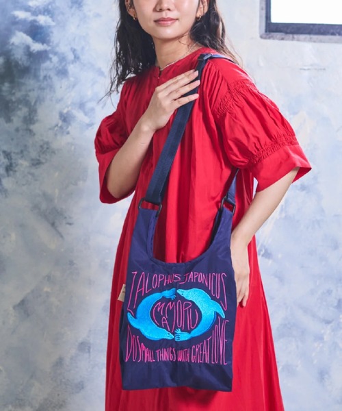 salle de bal（サルデバル）の「KATOKOA / カトコア アニマル ナイロン ミニ ショルダーバッグ  KBI 11003504（ショルダーバッグ・レディース・レッド/カーキ/サックスブルー/イエロー/オリーブドラブ/オレンジ/ピンク/ピンク系1/ネイビー・FREE）」の4枚目の写真