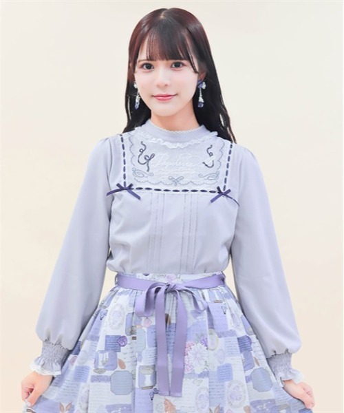 axes femme POETIQUE(アクシーズファムポエティック)の「パペトゥリーロゴ刺繍ブラウス(シャツ/ブラウス・レディース・ブラック/キナリ/ラベンダー・MEDIUM)」の1枚目の写真