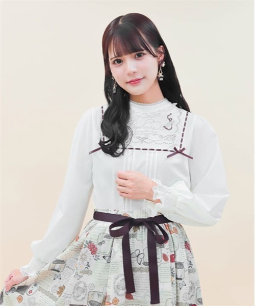 axes femme POETIQUE(アクシーズファムポエティック)の「パペトゥリーロゴ刺繍ブラウス(シャツ/ブラウス・レディース・ブラック/キナリ/ラベンダー・MEDIUM)」の2枚目の写真