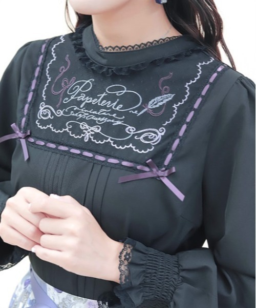 axes femme POETIQUE(アクシーズファムポエティック)の「パペトゥリーロゴ刺繍ブラウス(シャツ/ブラウス・レディース・ブラック/キナリ/ラベンダー・MEDIUM)」の8枚目の写真