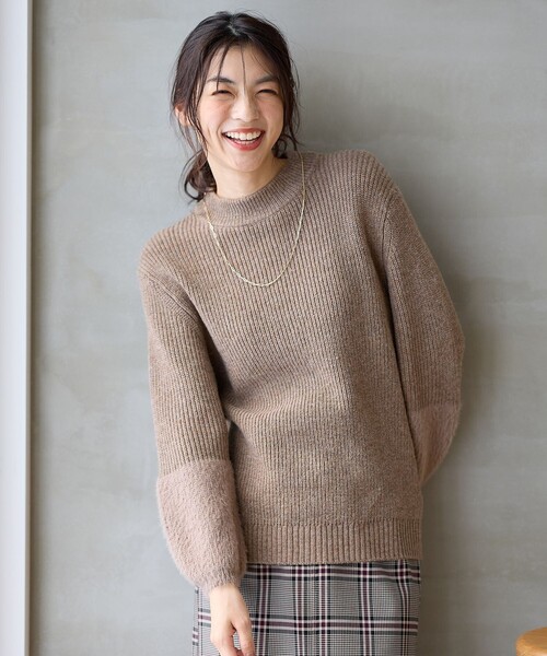 ANY(エニィ)の「ラムウールフェザーコンビプルオーバー(ニット/セーター・レディース・ブラック系1/ライトグレー系/黄土色系・4)」の3枚目の写真