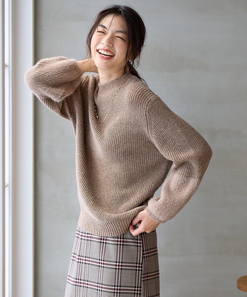 ANY(エニィ)の「ラムウールフェザーコンビプルオーバー(ニット/セーター・レディース・ブラック系1/ライトグレー系/黄土色系・4)」の5枚目の写真