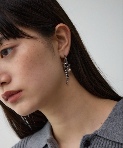 AZUL by moussy(アズールバイマウジー)の「スターモチーフマルチチャームピアス(ピアス(両耳用)・レディース・ブラック/シルバー・FREE)」の2枚目の写真
