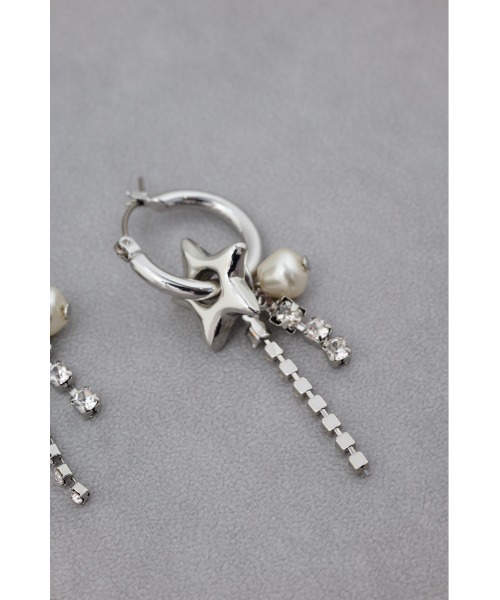 AZUL by moussy(アズールバイマウジー)の「スターモチーフマルチチャームピアス(ピアス(両耳用)・レディース・ブラック/シルバー・FREE)」の9枚目の写真