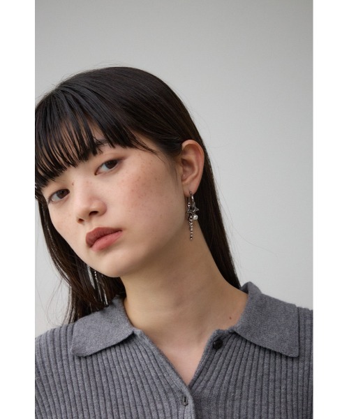 AZUL by moussy(アズールバイマウジー)の「スターモチーフマルチチャームピアス(ピアス(両耳用)・レディース・ブラック/シルバー・FREE)」の3枚目の写真