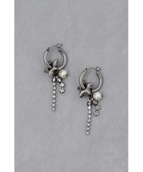 AZUL by moussy(アズールバイマウジー)の「スターモチーフマルチチャームピアス(ピアス(両耳用)・レディース・ブラック/シルバー・FREE)」の4枚目の写真