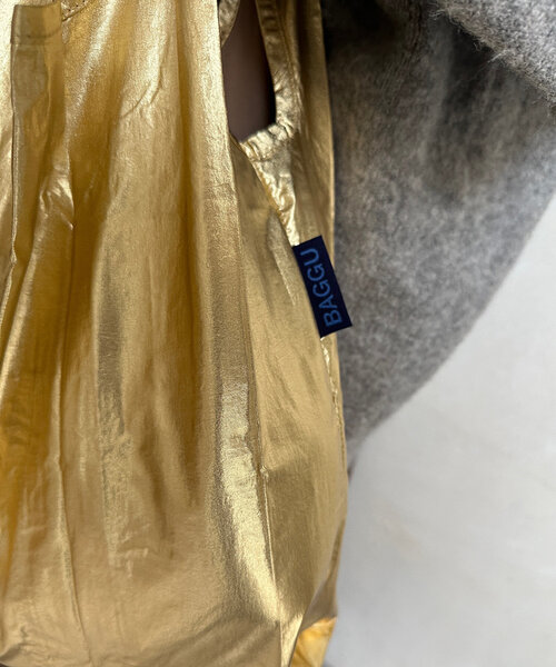 DouDou(ドゥドゥ)の「【BAGGU/バグゥ】24HO BABY BAGGU メタリック(ショルダーバッグ・レディース・ブルー系その他/ゴールド/サーモンピンク/シルバー・FREE)」の15枚目の写真