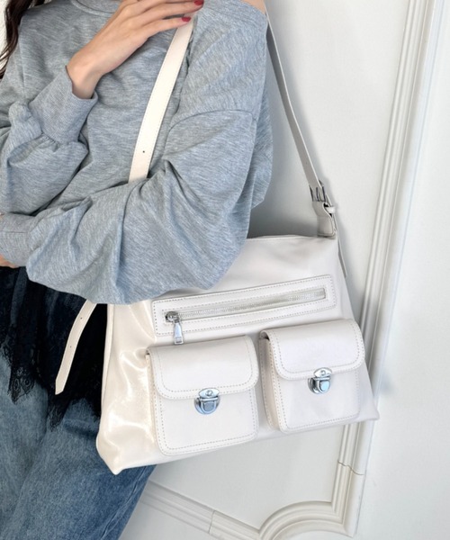 Loueme（ルエム）の「バックルダブルポケットショルダーバッグ（ショルダーバッグ・レディース・ブラウン/ブラック/オフホワイト・FREE）」の3枚目の写真
