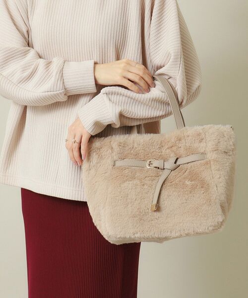 ITS'DEMO（イッツデモ）の「◆【2WAY】ベルト飾りファートート（ハンドバッグ・レディース・アイボリー/ライトグレー系3/ベージュ・00）」の6枚目の写真