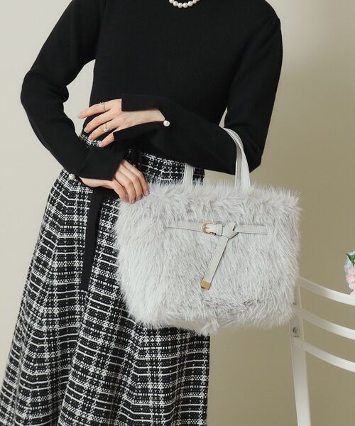 ITS'DEMO（イッツデモ）の「◆【2WAY】ベルト飾りファートート（ハンドバッグ・レディース・アイボリー/ライトグレー系3/ベージュ・00）」の8枚目の写真