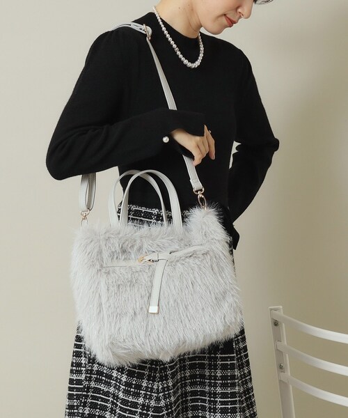 ITS'DEMO（イッツデモ）の「◆【2WAY】ベルト飾りファートート（ハンドバッグ・レディース・アイボリー/ライトグレー系3/ベージュ・00）」の9枚目の写真