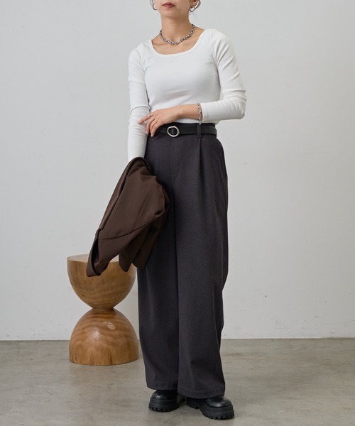 COLONY 2139（コロニートゥーワンスリーナイン）の「スクエアネックリブロングスリーブプルオーバー（Tシャツ/カットソー・レディース・グレイッシュベージュ/ブラック/ブラウン/ホワイト・LARGE/MEDIUM/SMALL）」の21枚目の写真