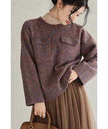 肩を飾る花コサージュラインのゆったりニットプルオーバー