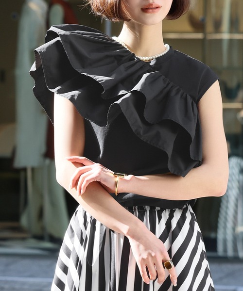 【美品】UN3D. 着れば可愛くなれる！フリルが付いたオシャレTシャツ フリルギャザーデザインTシャツ[品番：MKSW0059817]｜dazzlin