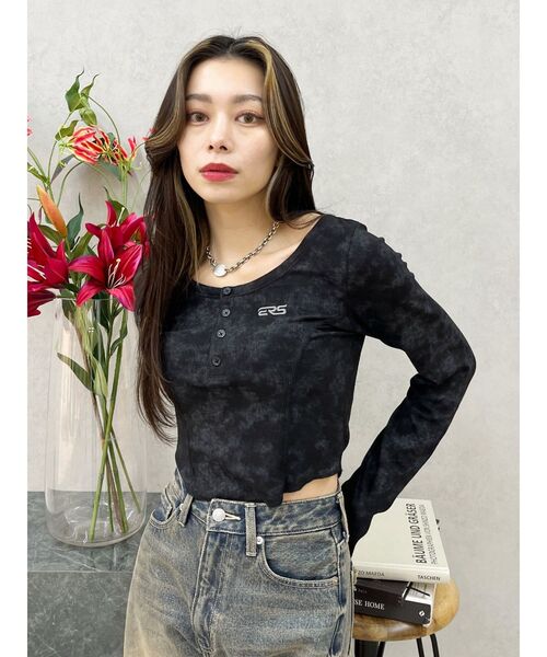EVRIS(エヴリス)の「ワンポイントヘンリーネックトップス(Tシャツ/カットソー・レディース・ホワイト/レッド/ブラック・FREE)」の18枚目の写真