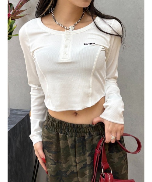 EVRIS(エヴリス)の「ワンポイントヘンリーネックトップス(Tシャツ/カットソー・レディース・ホワイト/レッド/ブラック・FREE)」の2枚目の写真