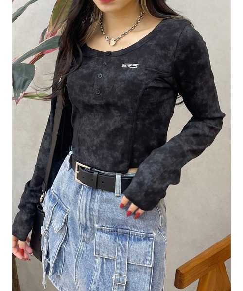 EVRIS(エヴリス)の「ワンポイントヘンリーネックトップス(Tシャツ/カットソー・レディース・ホワイト/レッド/ブラック・FREE)」の3枚目の写真