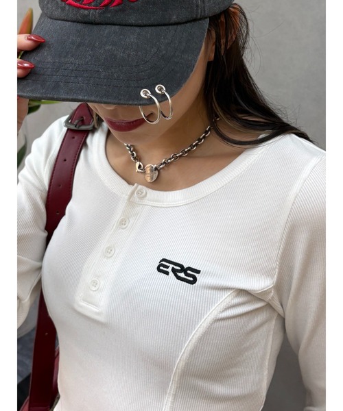 EVRIS(エヴリス)の「ワンポイントヘンリーネックトップス(Tシャツ/カットソー・レディース・ホワイト/レッド/ブラック・FREE)」の4枚目の写真