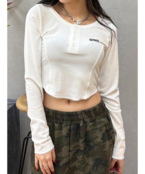 EVRIS(エヴリス)の「ワンポイントヘンリーネックトップス(Tシャツ/カットソー・レディース・ホワイト/レッド/ブラック・FREE)」の5枚目の写真